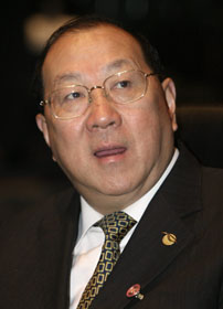 China's Finance Minister Jin Renqing sits before a development committee meeting at the International Monetary Fund (IMF) - World Bank meetings in Singapore September 18, 2006.