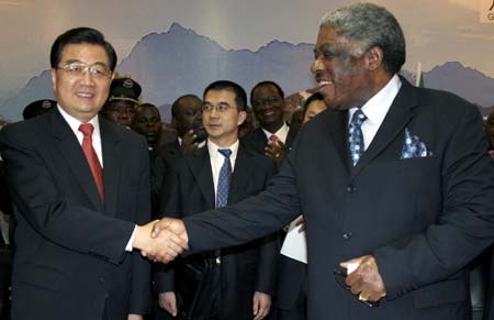 Chinese President Hu Jintao (L) and Zambian President Levy Mwanwasa shake hands as they unveil a commemorative plaque for the economic development for Chambishi at the Mulungushi International Conference Centre in Lusaka February 4, 2007.[Reuters]