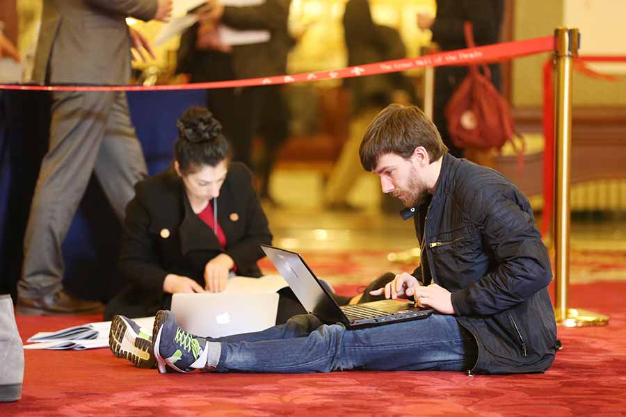 Reporters read work report at the opening meeting of NPC session