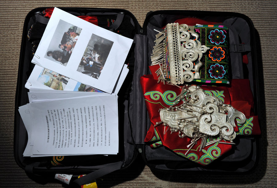 What's in the luggage of NPC deputies and CPPCC members?