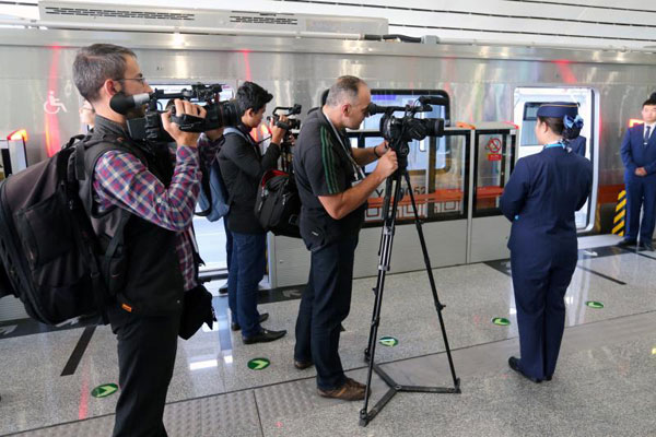 Foreign journalists get a glimpse of Beijing's rail transit construction