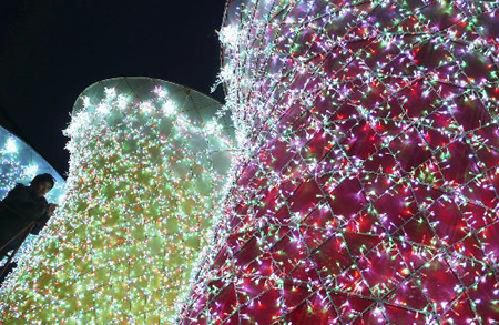 Festooned festival lanterns to decorate Shanghai Expo