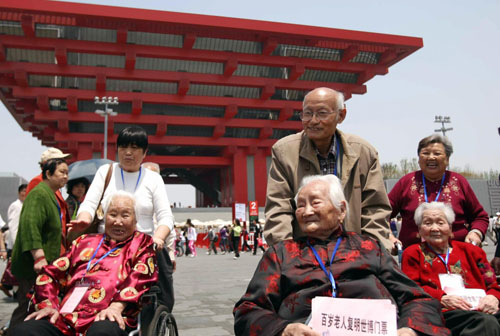 Centenarians visit China Pavilion