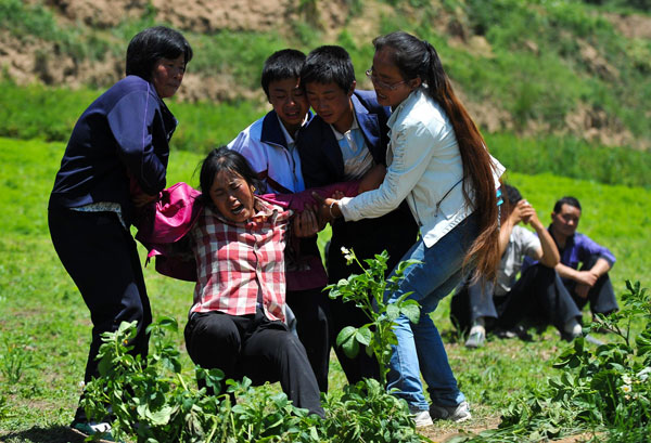 Villagers say goodbye to quake victims