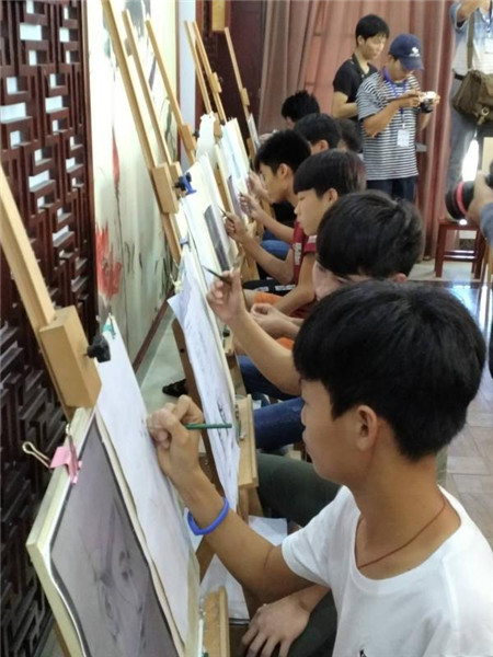 Trainees at work: Creating jade sculptures in Hainan