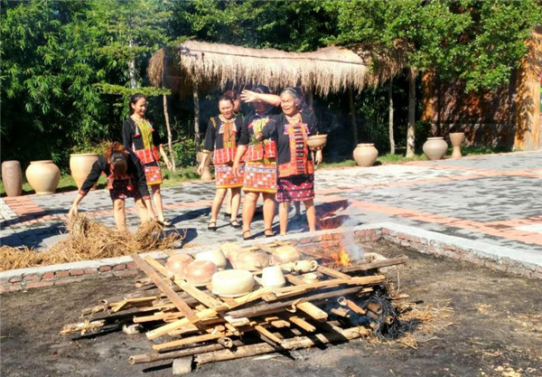 Ancient pottery craft of Li people in Changjiang