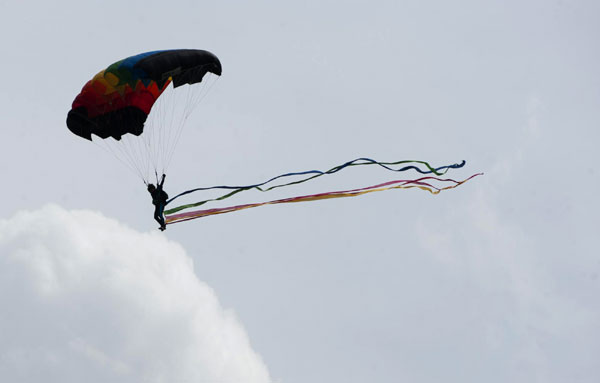 Soldiers practice for HK aerial display