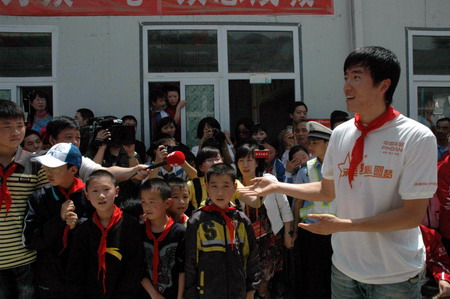 Follow me: Hurdler Liu to quake pupils