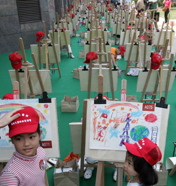 Children take part in painting competition to greet expo