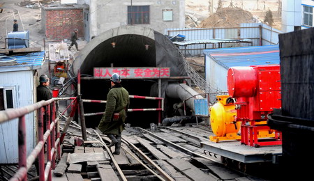 1 dead, 31 trapped in N China coal mine flood