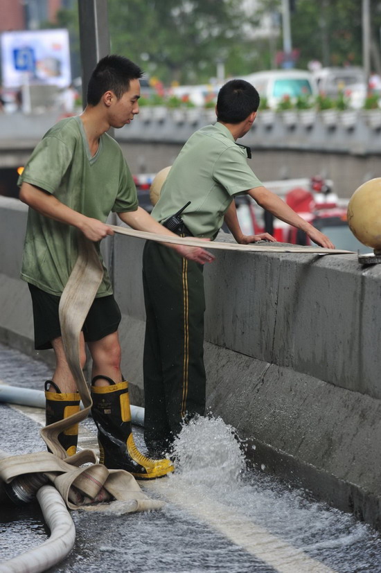 1,000 affected by burst water pipe