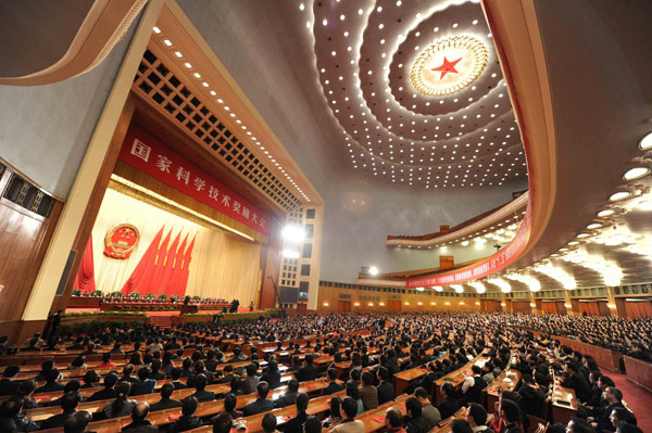 Two academicians win China's top science prize