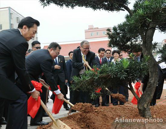 Aquino honors mother's ancestors in East China