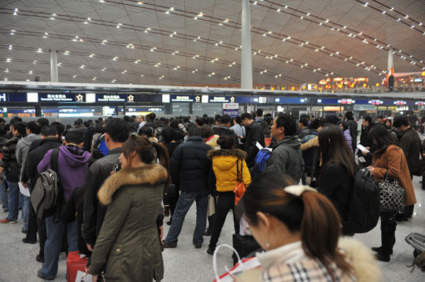 Heavy fog disrupts traffic in Beijing