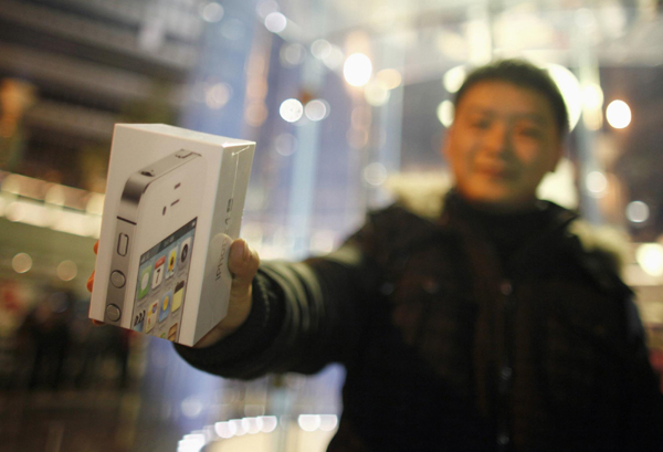 Apple fans in China rush for iPhone 4S