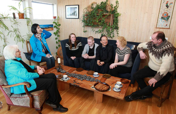 Premier Wen visits farm in Iceland