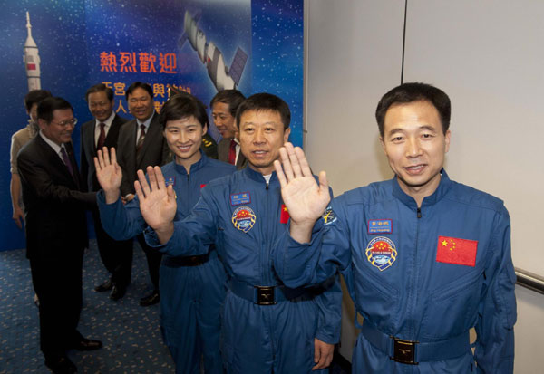 Shenzhou IX astronauts share feelings with HK media