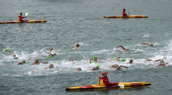 Thousands brave Hong Kong harbour swim