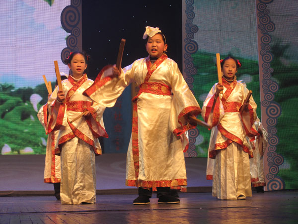 Folk art displayed at Chengdu's New Year party