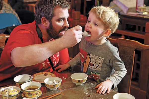 Foreigners in capital get a taste of Lantern Festival