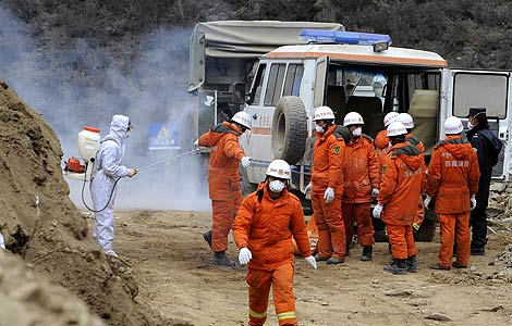 Cleanup efforts under way at scene of Lhasa landslide