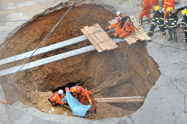 5 killed in S China road cave-in