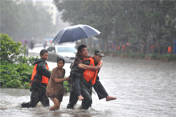 Rain triggers flooding in SW China city