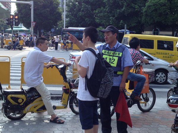 Feeling the heat: Fuzhou auxiliary traffic police officer