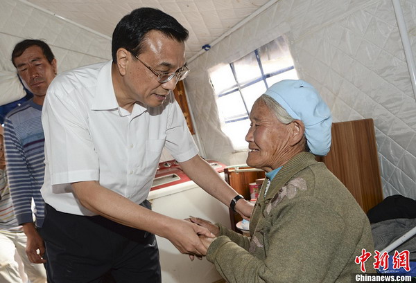 Premier Li visits NW China village after quake