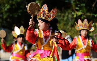 Dongba papermaking craft in Lijiang