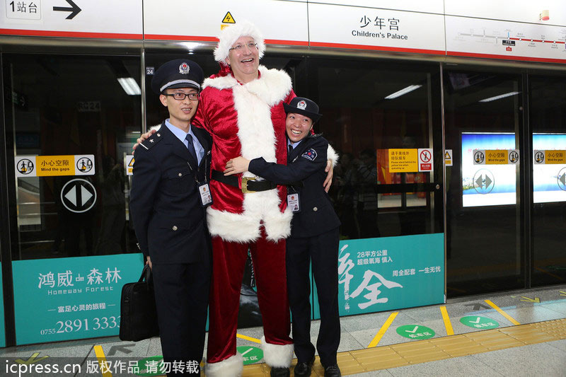 Santa brings holiday cheer to Shenzhen subway