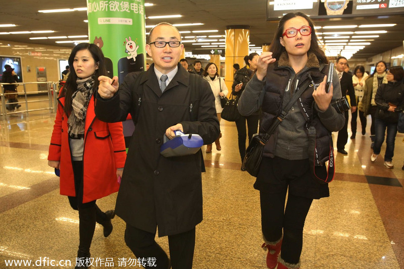 Pan Shiyi tests PM 2.5 on Shanghai subway