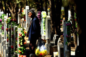 Students honor martyrs before Qingming Festival