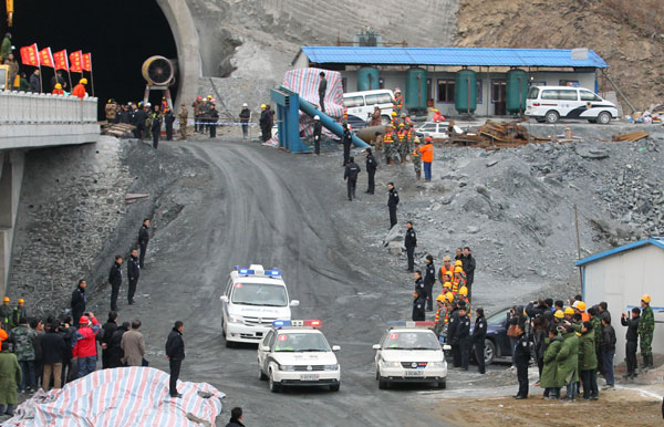 Tunnel collapse survivors hospitalized