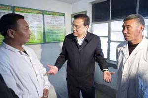 Li communicates with porters, workers in Chongqing