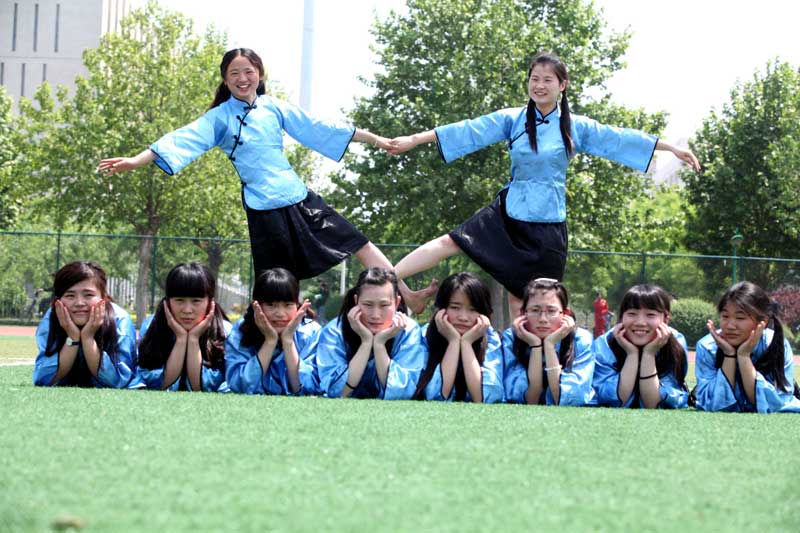 Avant-garde approach to graduation photos