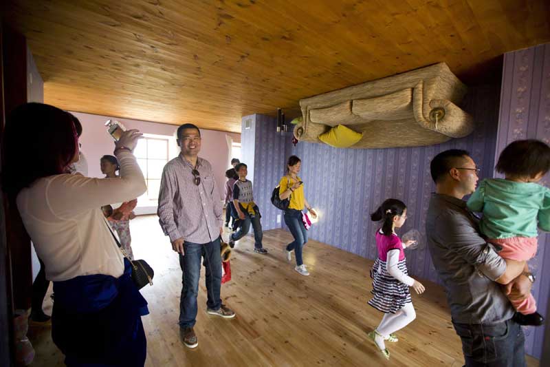 Upside-down house draws tourists in Shanghai