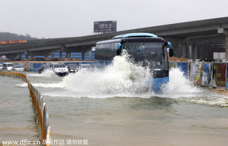 Seasonal rains swamp China