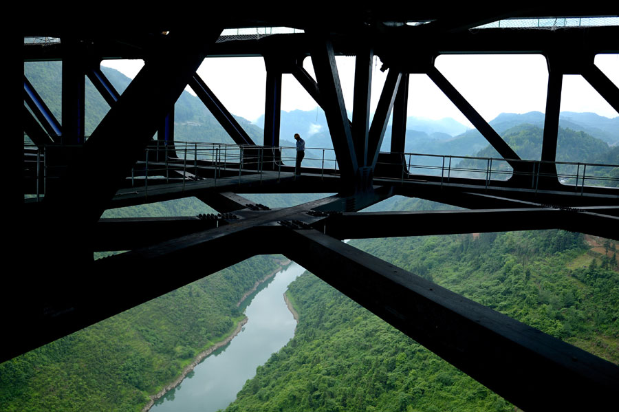 Bridge construction to close a gap in C China