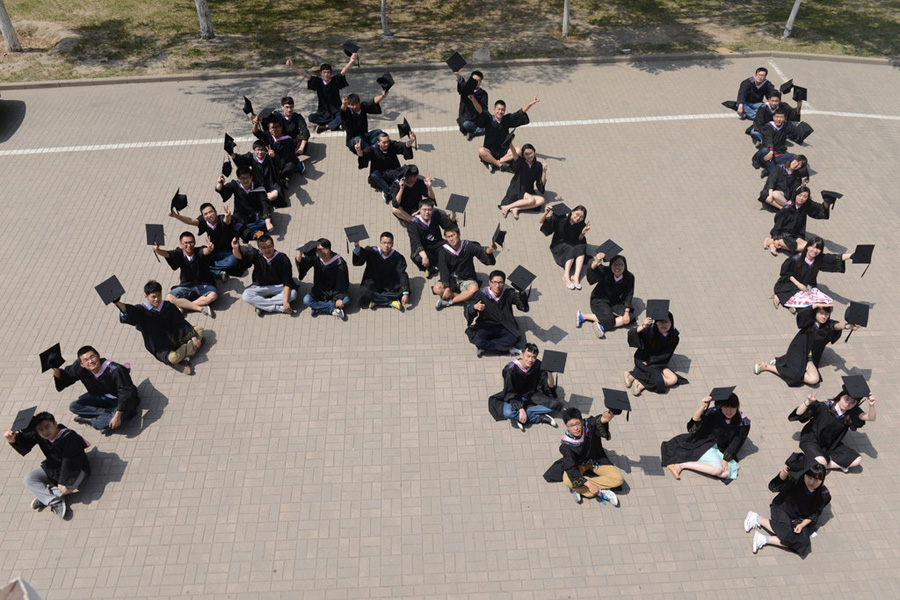 Photo opps for China's new grads