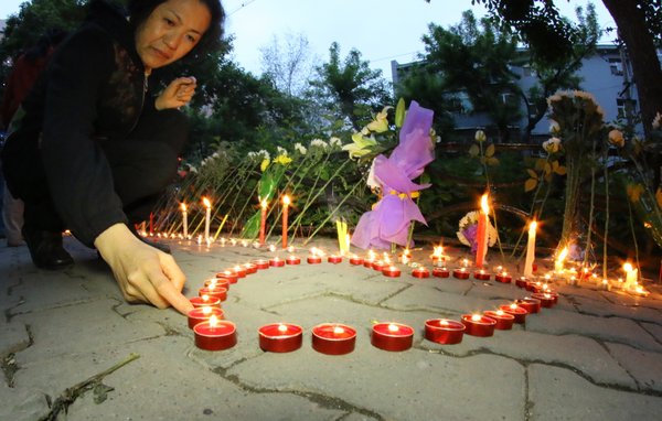 Urumqi residents mourn victims of terrorist attack