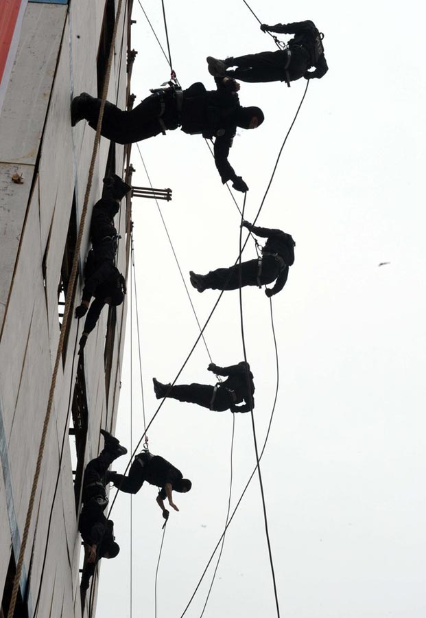 Guizhou SWAT stunts in anti-terrorist drill