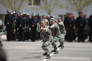 Guizhou SWAT stunts in anti-terrorist drill