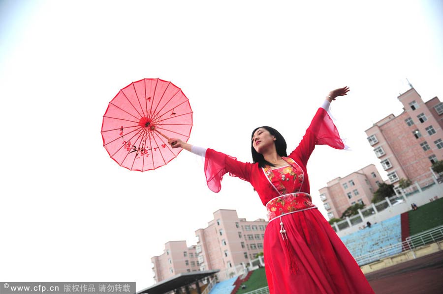 Students go traditional for graduation photos