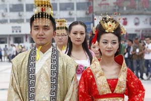 Students go traditional for graduation photos