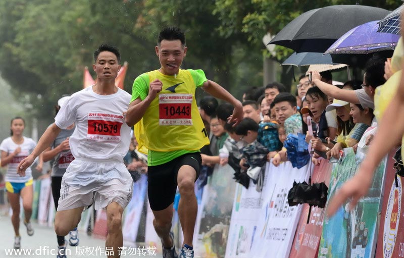 Rainy marathon in SW China