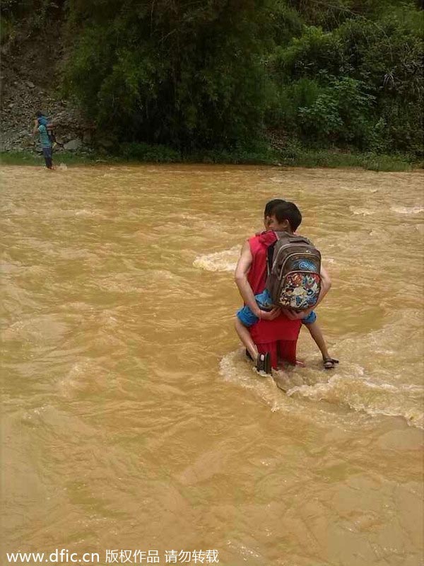 Yunnan teachers carry students across river to school