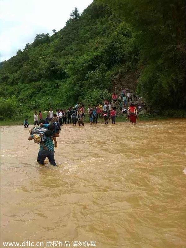 Yunnan teachers carry students across river to school