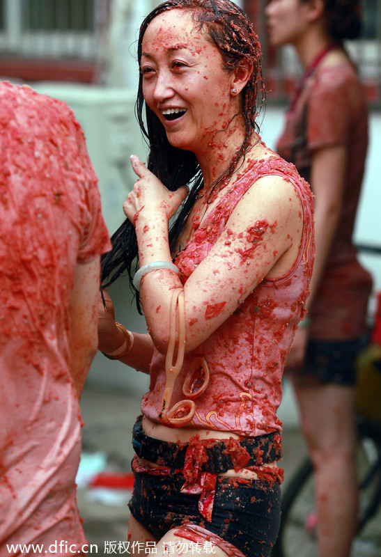 Revelers take part in tomato fight in Beijing