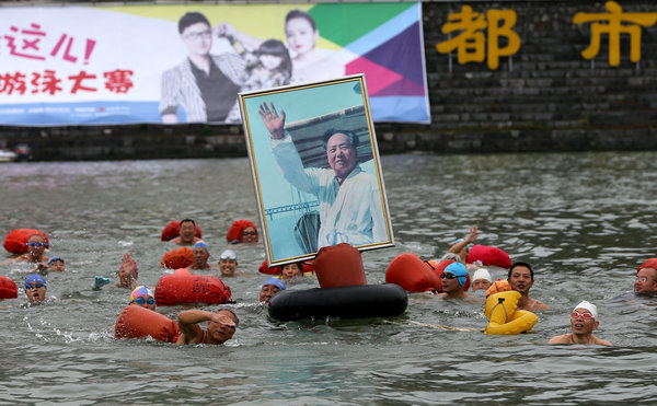 Thousand swim to commemorate Chairman Mao in Hubei